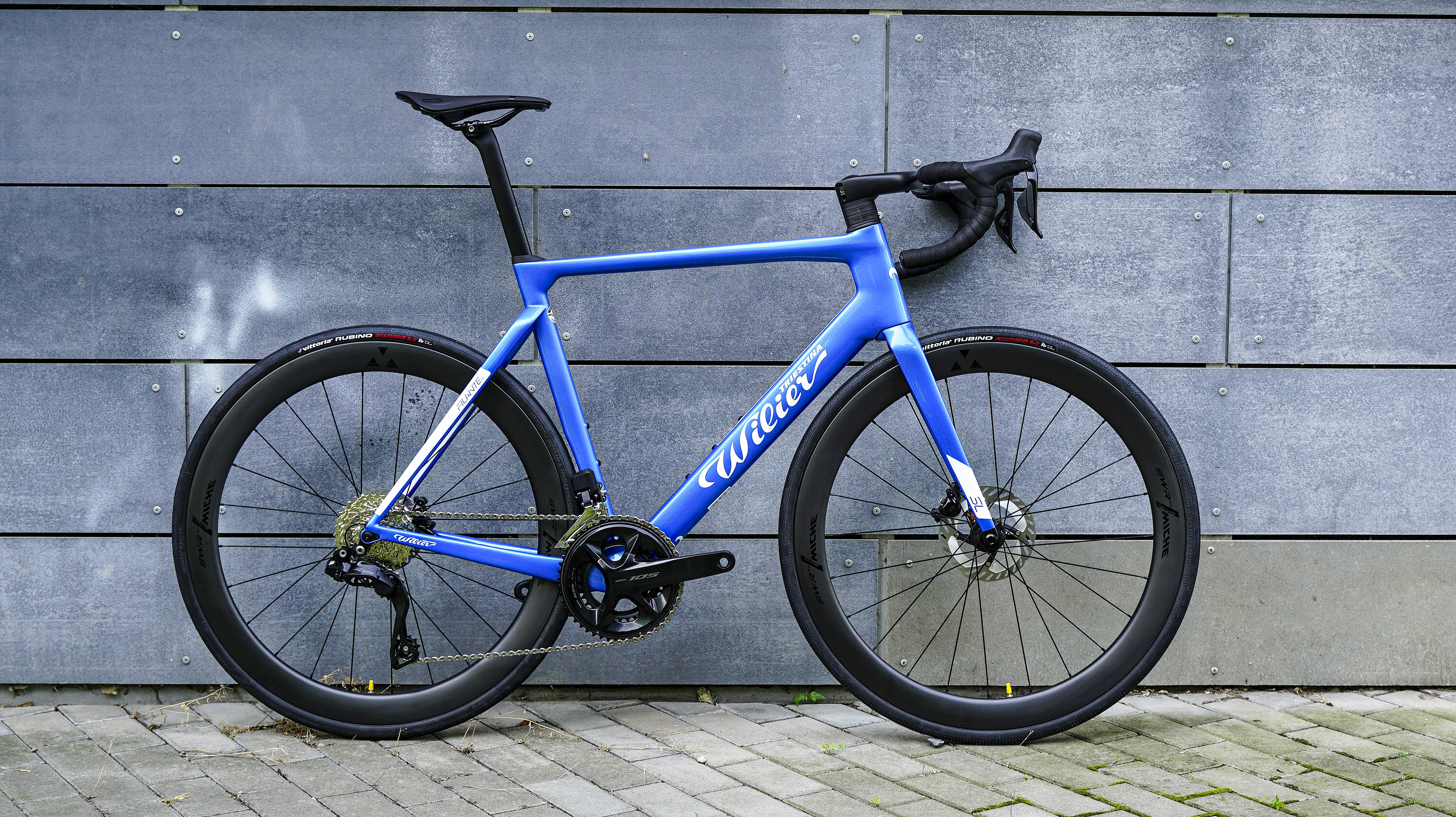 Testovací flotila Wilier FILANTE SL + SH 105 Di2 + Miche React 50 Blue  vel. XL