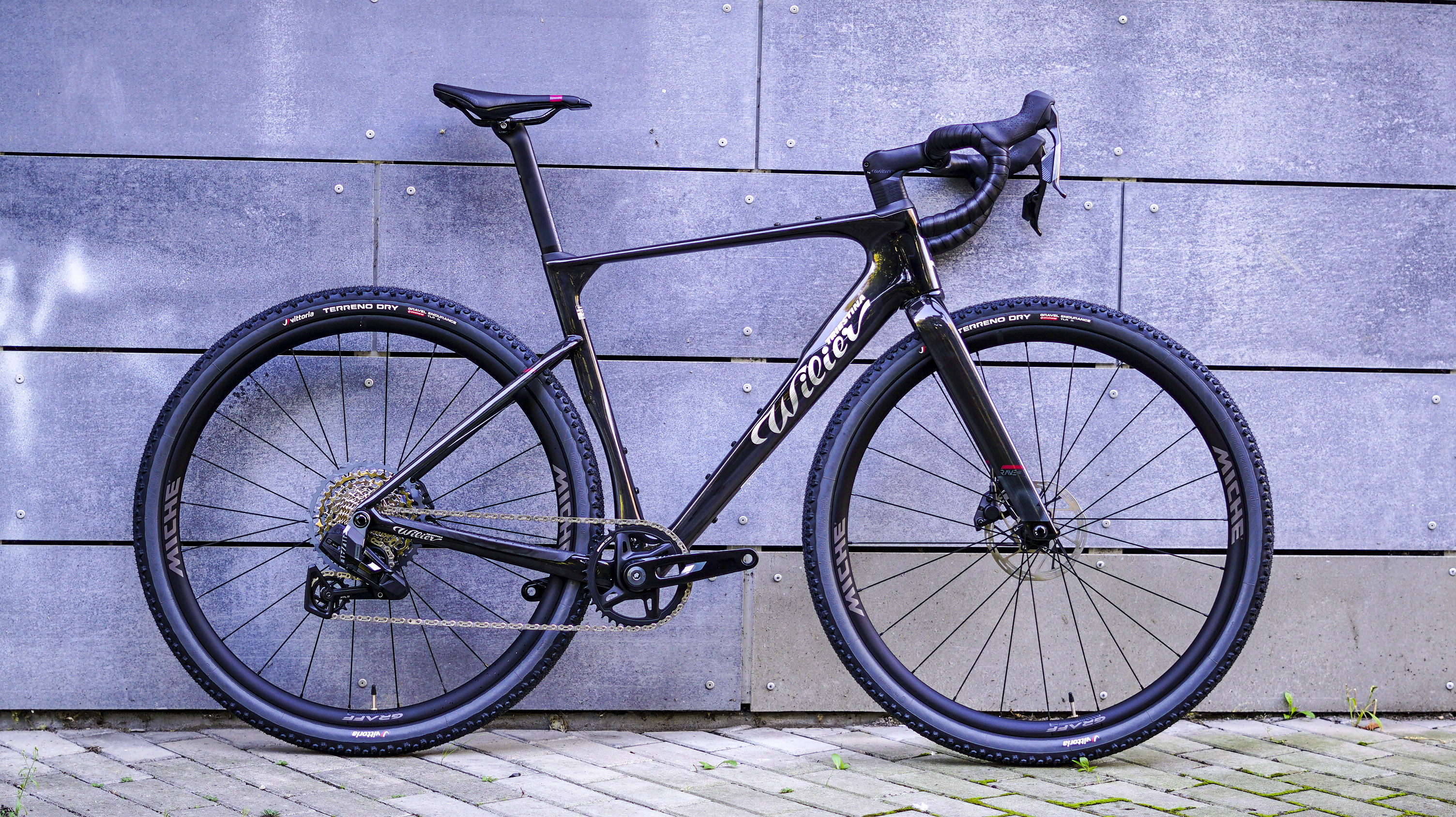Wilier RAVE ID2 SRAM RIVAL XPLR AXS E1 1x13S 	MICHE GRAFF XL Glitch Black