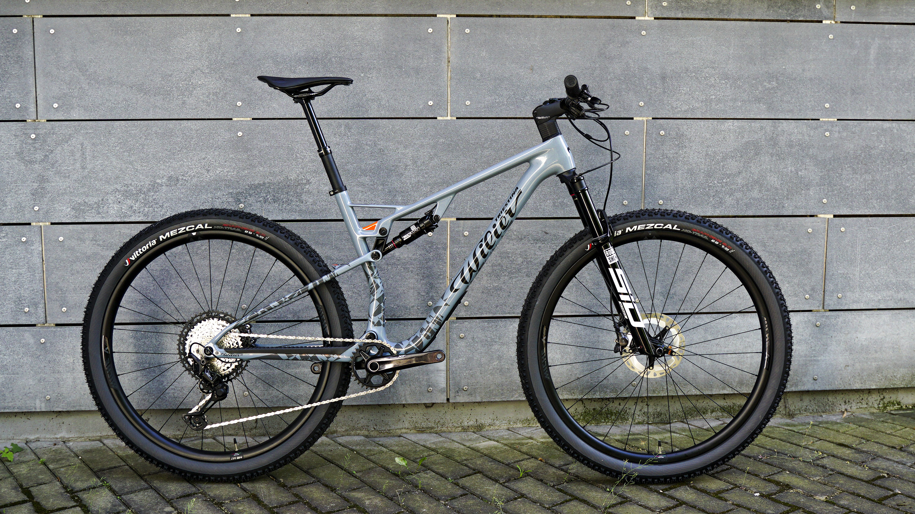 Testovací flotila Wilier URTA MAX SLR + XT 1x12 + SID + K6 grey L
