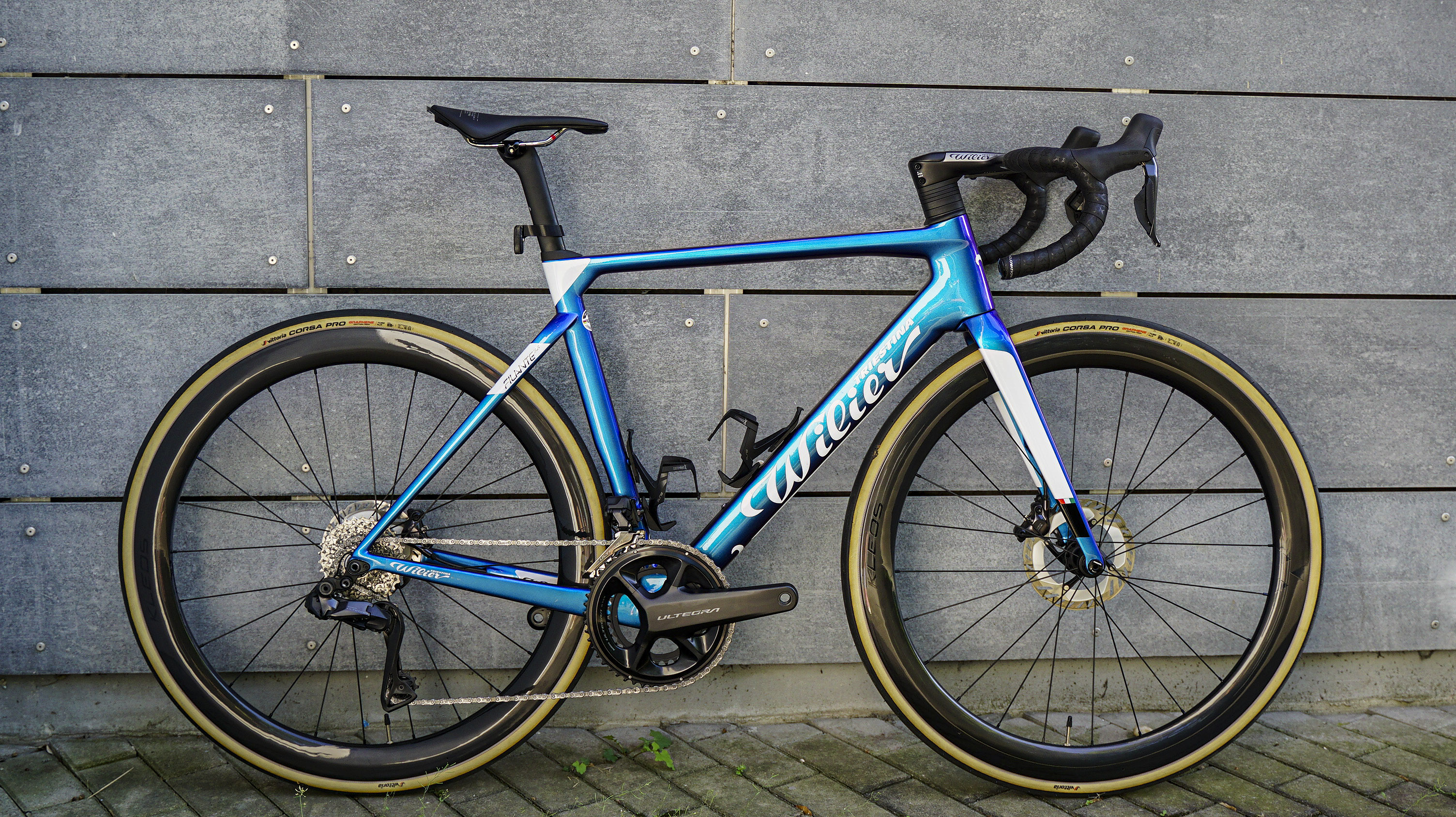 Testovací flotila Wilier FILANTE SLR + Ultegra Di2 + KLEOSRD50 Azzurro M